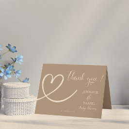 Varm Beige Modern Script Heart Baby Shower Tack Kort