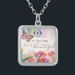 Varm tulpaner och fjärilsoffert, Anpassningsbar Mo Silverpläterat Halsband<br><div class="desc">Den här varma riken har en papprare texturerad bakgrund med en målad fält av tulpaner och en fjäril. Citatet "Var din egen typ av vackert" är skrivet med ett skript för elegantens kalligrafi. En ram för andningsutandning av lämna som är din egen anpassade monograminledning. Gör en underbarare gåva och dekorativt...</div>