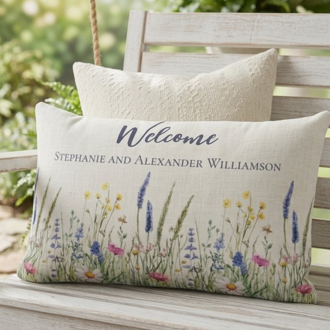Varm Välkomstäng Blommig Husuppvärmning Lumbarkudde (Wildflower welcome pillow on an outdoor bench, a lovely housewarming gift for a new homeowner.)