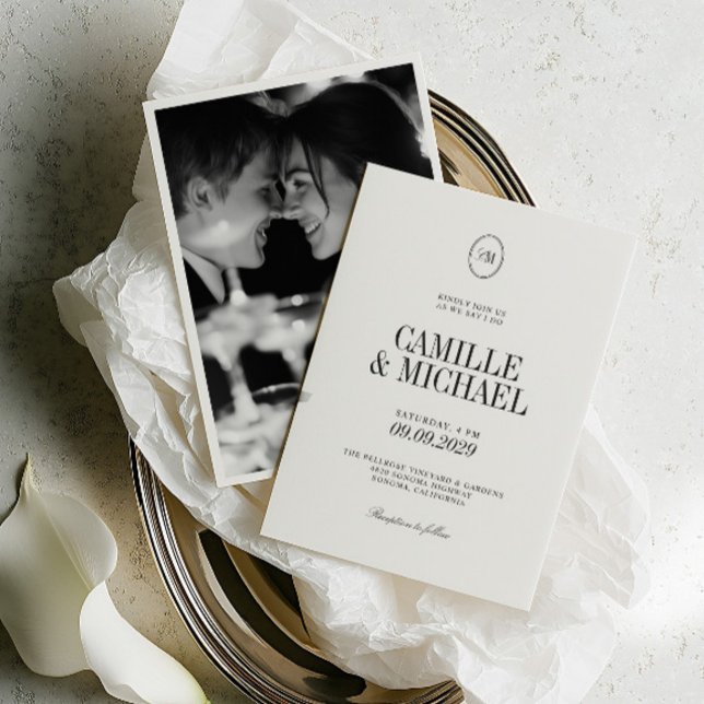 Varm vit mjuk svart monogram bröllopsfoto inbjudningar (Warm White Soft Black Monogram Photo Wedding Invitation)