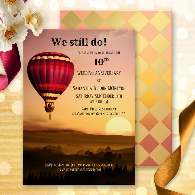 Varmluftsballong Solnedgång Bröllopsjubileum Inbju Inbjudningar (A romantic wedding anniversary invitation featuring a painting of a hot air balloon at sunset)