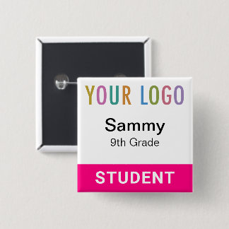 Varmrosa namnbricka för student med skolans logoty knapp