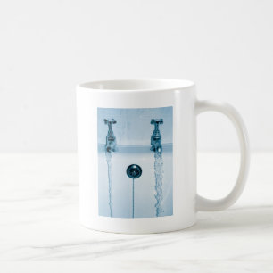 Varmt & kallt vatten, badtid, rinnande kaffemugg