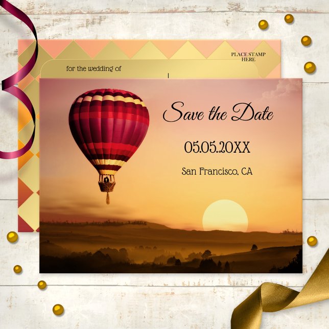 Varmt Luftballong Solnedgång Spara Datum Postkort Meddelande Vykort (A lovely romantic Save the Date postcard showing a hot air balloon over a dreamy landscape at sunset)