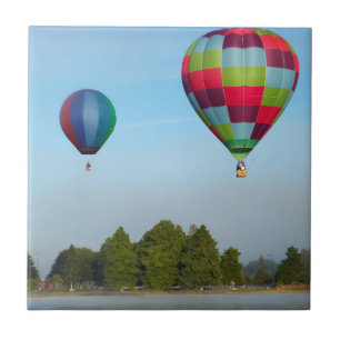 Varmt luftballonger över en sjö, NZ Kakelplatta