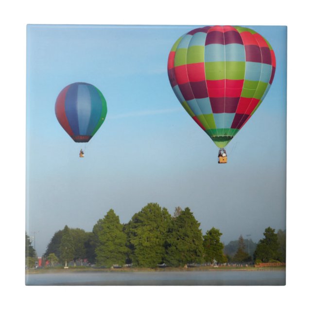 Varmt luftballonger över en sjö, NZ Kakelplatta (Framsidan)