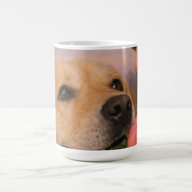 Varmt ögonblick Hund med ros-mugg Kaffemugg (Center)