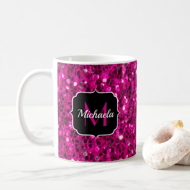 Varmt rosa gnistrande falskt glittermonogram kaffemugg (Med munk)