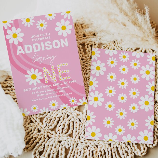 Varmt rosa hippievåg Daisy 1-års födelsedagsinbjud Inbjudningar (Hot pink daisy 1st birthday invitation with wave and white and yellow daisy.)