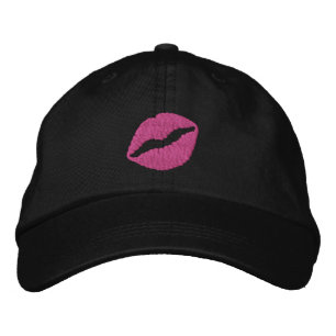 Varmt rosa läppstift Pucker Up Kiss på svart Broderad Keps