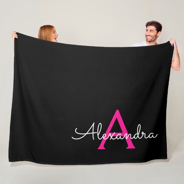 Varmt rosa svart script flickaktigt monogramnamn fleecefilt (På plats)