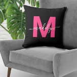 Varmt Rosa Tjejig Initial Namn Monogram Kudde<br><div class="desc">Personlig rosa initialbokstav i magenta, Mönstrat kastkuddfodral. Denna stilrena kudde med monogram kombinerar en modern minimalistisk look med en sofistikerad, trendig touch, vilket gör den till en mångsidig accent för alla rum. Den har en djärv, het rosa magenta initial mot en slank svart bakgrund, med ett elegant vitt namn i...</div>