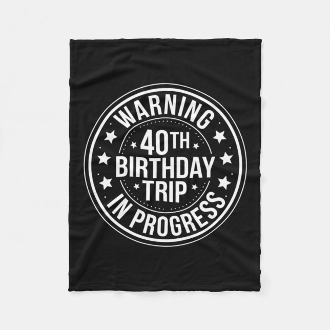 Varning 40-årsdag resa pågår rolig 40 fleecefilt (Framsidan)