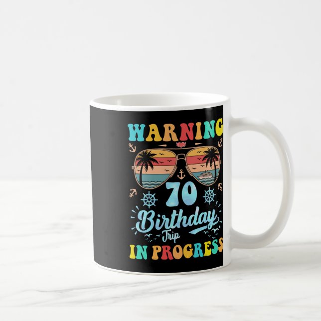 Varning 70-årsdagstripp Pågår Rolig Kryssning Kaffemugg (Höger)