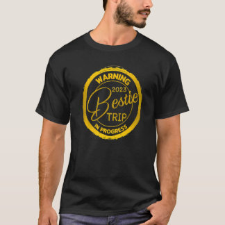 Varning Bestie Reunion Resa 2023 Pågående arbete T Shirt