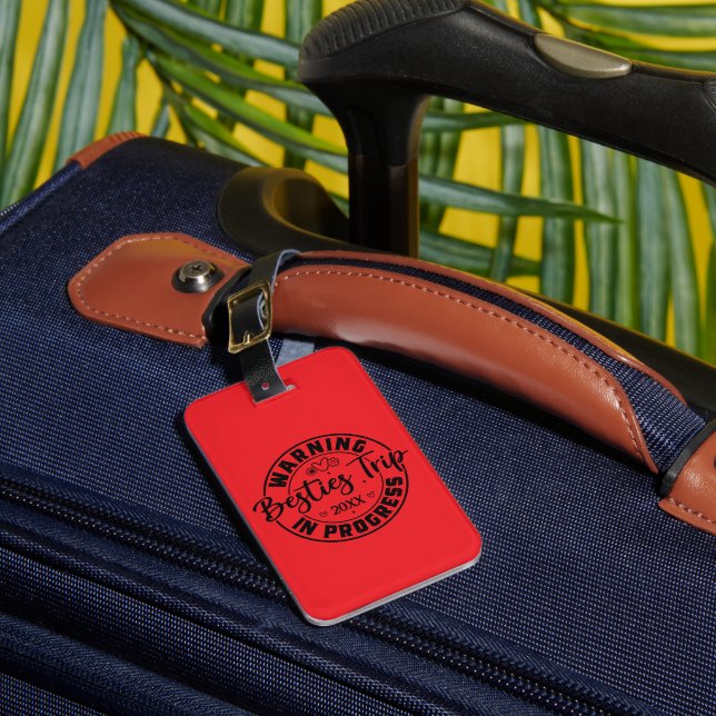 Varning Besties Resa i Progress Black on Red Bagagebricka (Framsida Insitu 1)