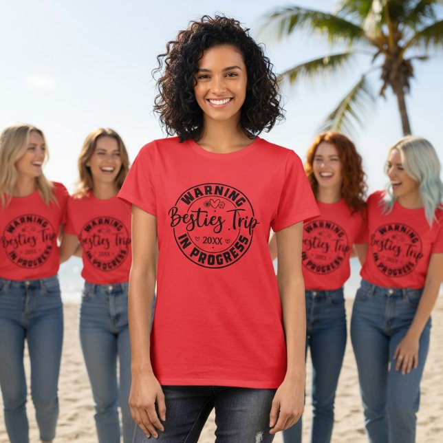 Varning Besties Resa i Progress Black on Red T Shirt (Skapare uppladdad)