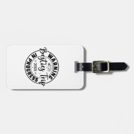 Varning Besties Resa i Progress Black on White Bagagebricka