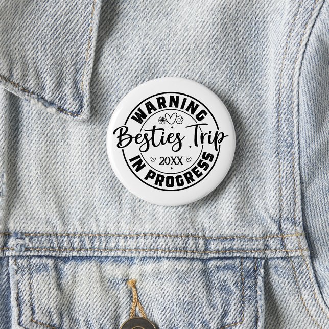Varning Besties Resa i Progress Black on White Knapp (Skapare uppladdad)