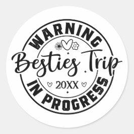 Varning Besties Resa i Progress Black on White Runt Klistermärke