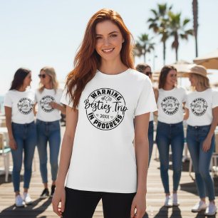 Varning Besties Resa i Progress Black on White T Shirt