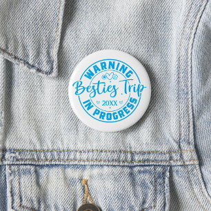 Varning Besties Resa i Progress Blue on White Knapp