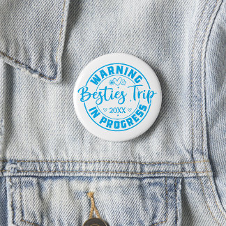 Varning Besties Resa i Progress Blue on White Knapp