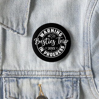 Varning Besties Resa i Progress White on Black Knapp