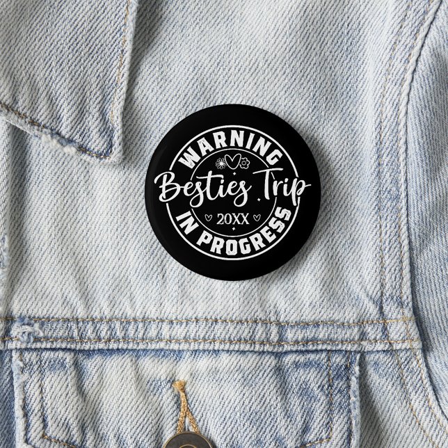 Varning Besties Resa i Progress White on Black Knapp (Skapare uppladdad)