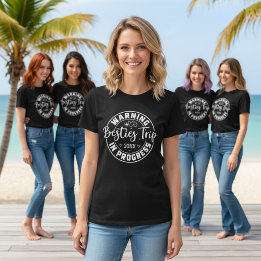 Varning Besties Resa i Progress White on Black T Shirt