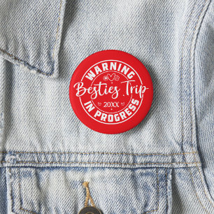 Varning Besties Resa i Progress White on Red Knapp