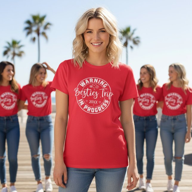 Varning Besties Resa i Progress White on Red T Shirt (Skapare uppladdad)