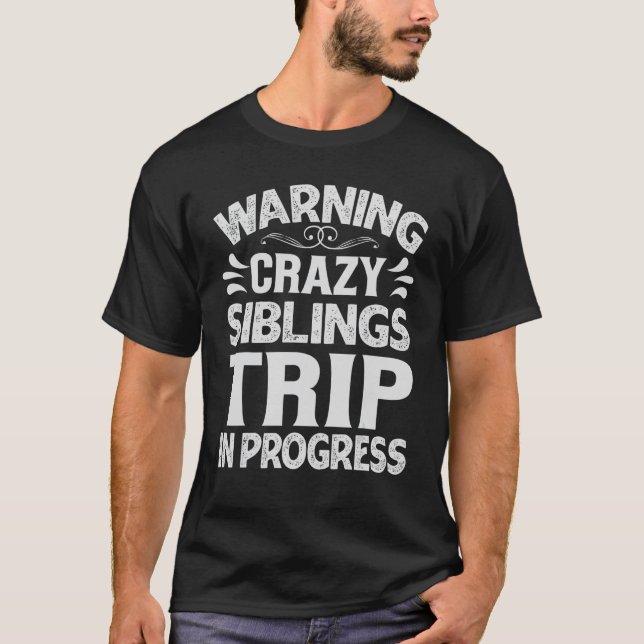 Varning Crazy Syskon Resa som är under utveckling  T Shirt (Framsida)