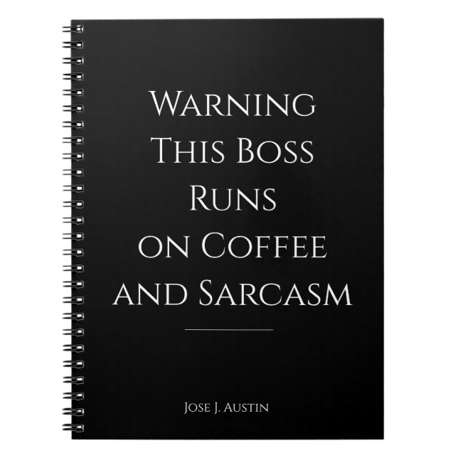Varning Den här chefen kör på kaffe och sarkasm Anteckningsbok (Framsidan)
