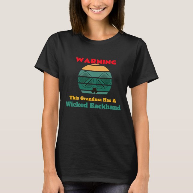 Varning: Den här mormor har en elak backhand skjor T Shirt (Framsida)