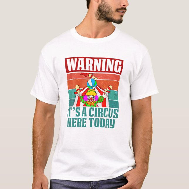Varning en cirkus här idag.. t shirt (Framsida)