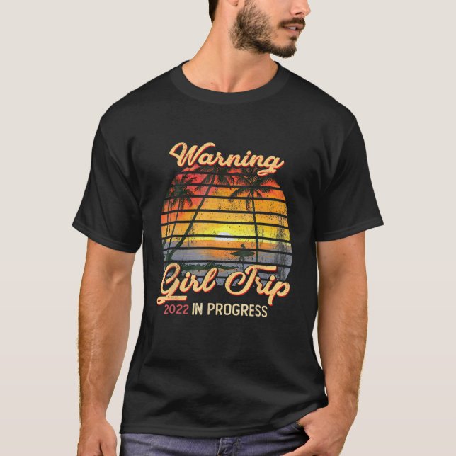 Varning Flickor Resa 2022 Vacation in Progress Bes T Shirt (Framsida)