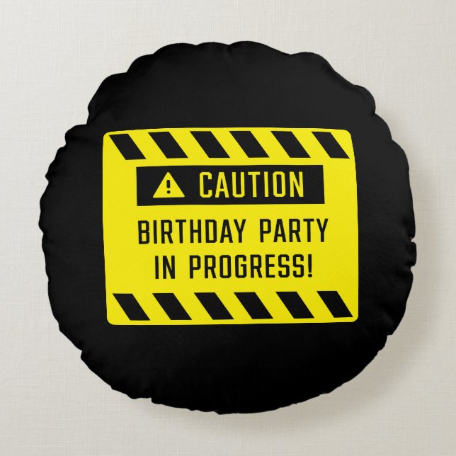 Varning Födelsedagsfest under pågående tecken Rund Kudde (Framsidan)