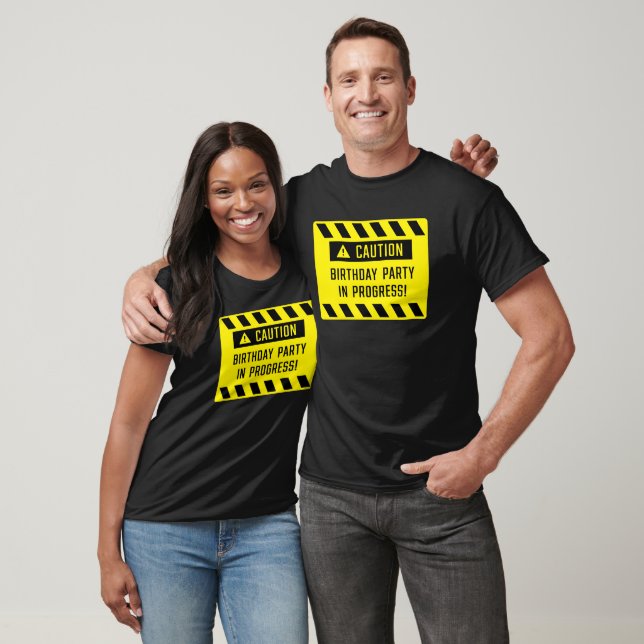 Varning Födelsedagsfest under pågående tecken T Shirt (Unisex)