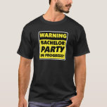 Varning för Bachelor-part pågår T-Shirt<br><div class="desc">Den här roliga designen är perfekt för brudgummen som en fri man. Baserat på den klassiska "varningssignalen" läser designen "Varning: Bachelor Party in Progress". Perfekt för brudgummen,  bästa man och andra medlemmar av kandidatpartiet.</div>