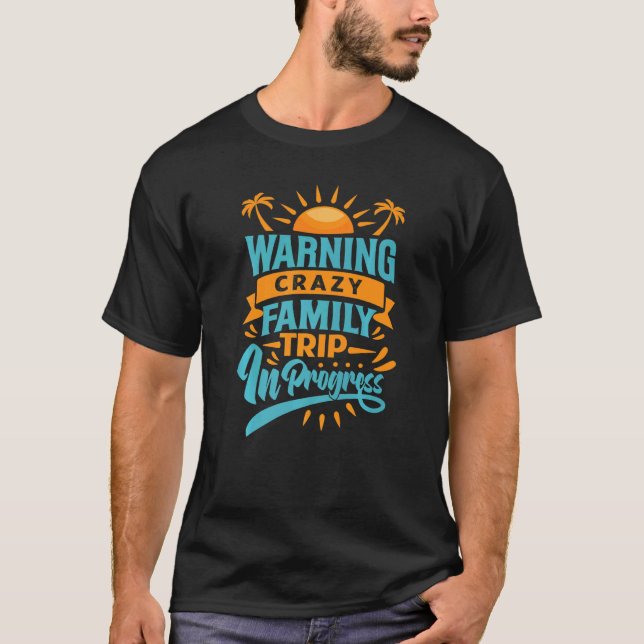 Varning för den galna familjen Resa under Progress T Shirt (Framsida)
