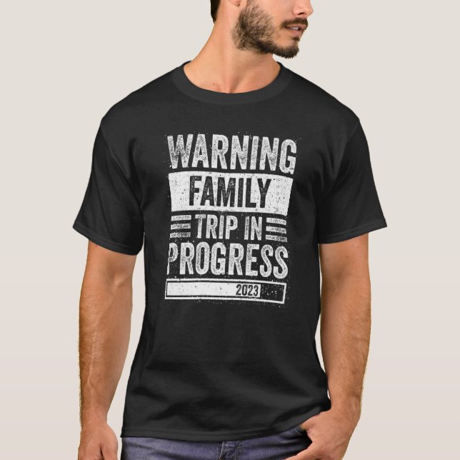 Varning för familjen Resa under Progress 2023 Fami T Shirt (Framsida)