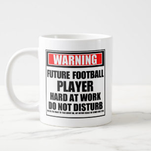 Varning för framtida fotbollsspelare på jobbet jumbo mugg