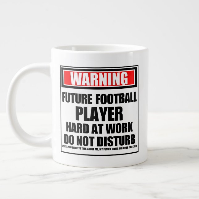 Varning för framtida fotbollsspelare på jobbet jumbo mugg (Vänster)