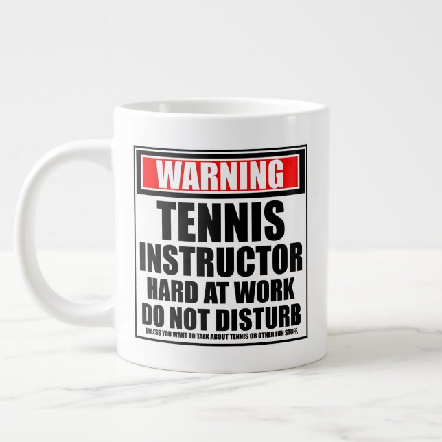Varning för tennis-handledare - hårt arbete jumbo mugg (Vänster)