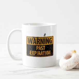 Varning - Förfallodatum - Smutsigt varningsskylt o Kaffemugg