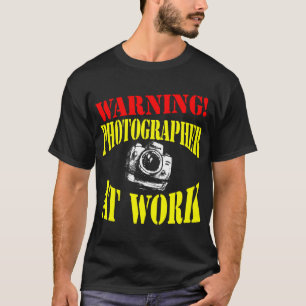 VARNING! Fotograf på arbete - mörka skjortor Tee Shirt