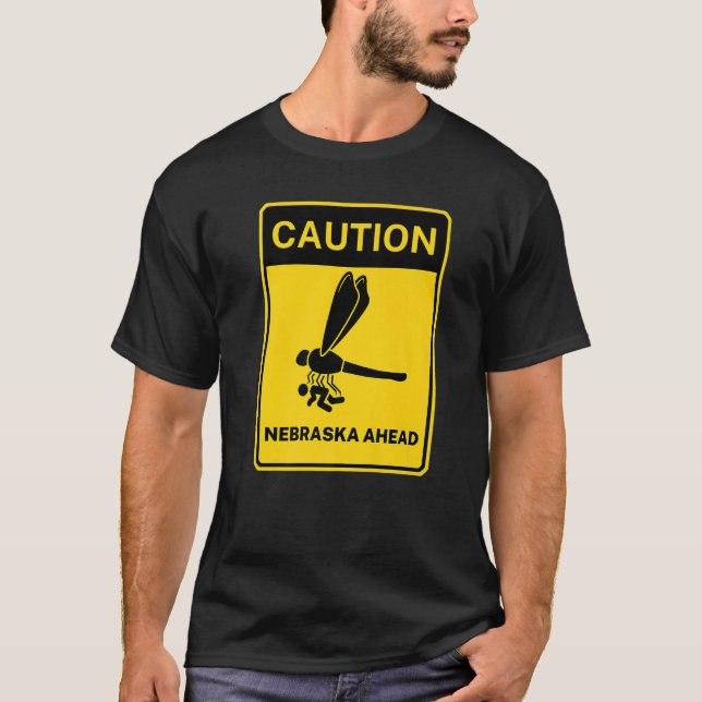 Varning Gatuskylt Nebraska Ahead Random Meme T Shirt (Framsida)