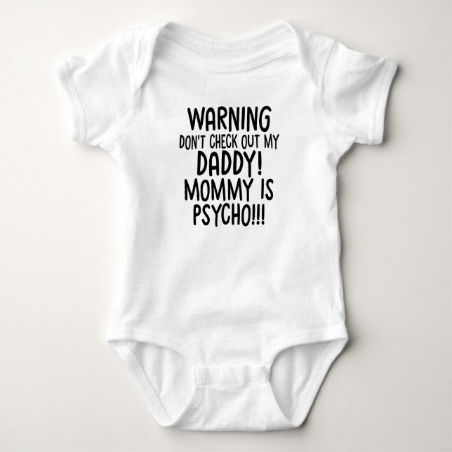VARNING INTE KOLL PÅ MIN PAPPAS MAMMA ÄR PSYKISK S T SHIRT (Framsida)