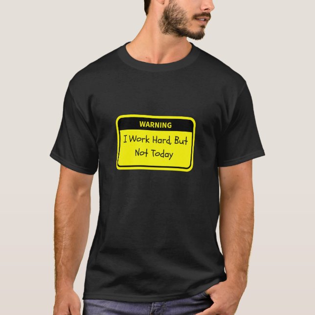 Varning: Jag arbetar hårt, men inte i dag T Shirt (Framsida)